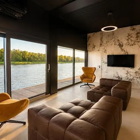 Cozy Waterfront House With Jacuzzi Botel