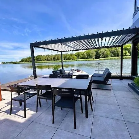 Cozy Waterfront House With Jacuzzi *