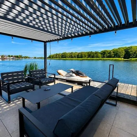 Cozy Waterfront House With Jacuzzi Dziwnów
