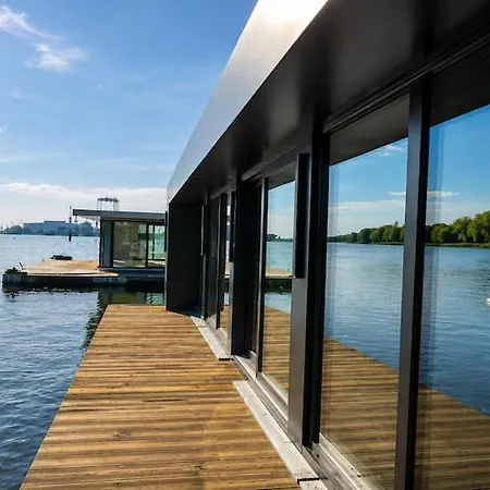 Cozy Waterfront House With Jacuzzi *