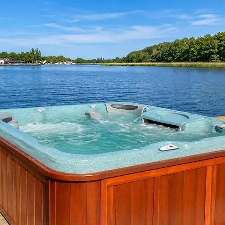 Cozy Waterfront House With Jacuzzi Botel Dziwnów