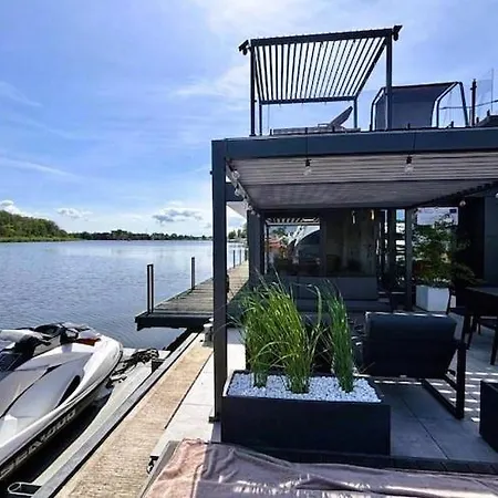 Cozy Waterfront House With Jacuzzi Botel *